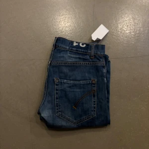 Dondup jeans - Säljer dessa snygga dondup jeans i strl: W31. De är i otroligt bra skick och har inga tecken på användning Korta i längden passar personer runt 175 cm.