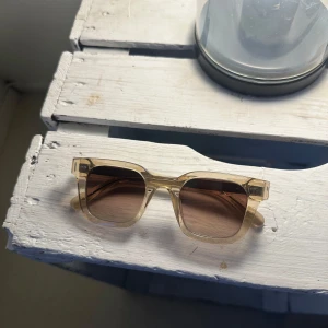 Chimi - Chimi i modellen 04 och i färgen ecru. Väldigt bra skick, ser helt nya ut och försiktigt använda💕 allt följer med, lådan, fodralet osv