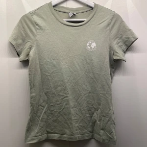 T-shirt & Other Stories  - Supersöt t-shirt av 100% Bomull  Knappt använd så fint skick förutom skrynklig   Storlek Xs men passar även S