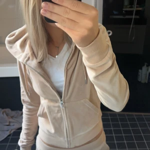 Juicy Couture sett - Superfint beiget juicy sett. Knappt använt derför väldigt bra kvalite. Sitter jätte skönt och fint. Storlek xs men passar även dig med s. Köpt hela setet för 2300kr säljer för 2000, pris kan diskuteras 💕