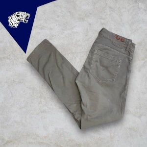 DONDUP GEORGE - Svin snygga Dondup George | Skick: 9/10 | Strl 32 | Modellen är 182cm | Hör av dig om du undrar någonting!