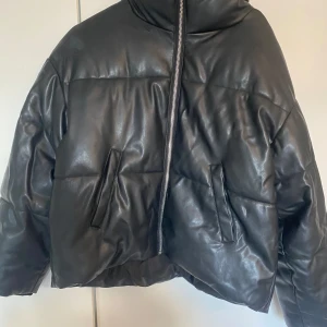 Skinn puffer jacket  - En skinn puffer jacket från ginatricot, använd några gånger i storlek S. Superfint skick. Nypris 800kr