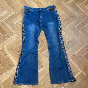 Säljer dessa bootcut jeans i storlek 32w