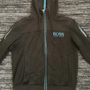 Hugo Boss tröja - säljer den då den blivit liten på mig. Den är i god skick har dock några ställen som slitits men jag fixat det på nytt så man inte märker det. 