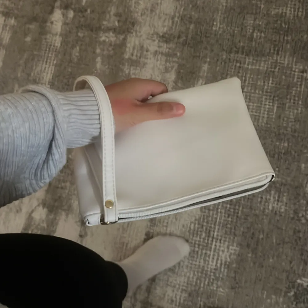 Söt vit clutch. Helt felfri och fläckfri!. Väskor.