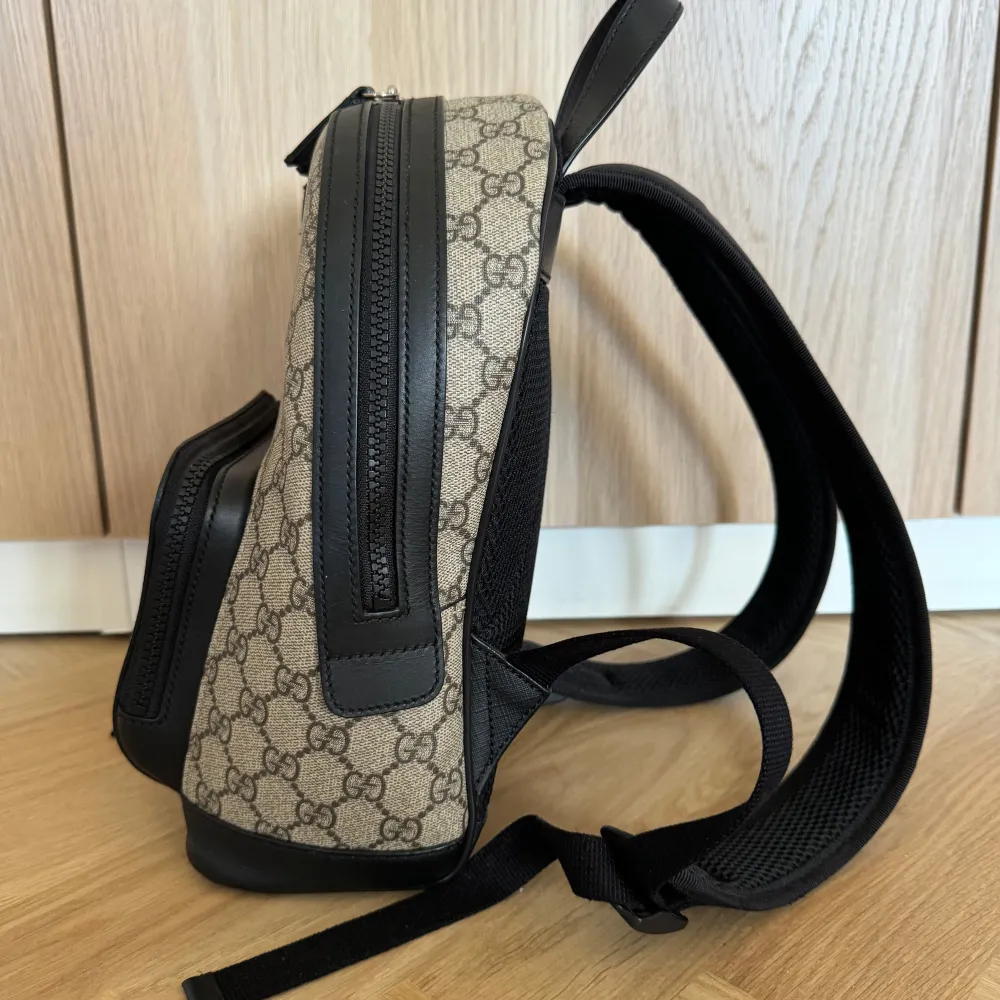 Säljer en snygg Gucci supreme GG ryggsäck i beige med det klassiska GG-monogrammet. Väskan har svarta detaljer och justerbara axelremmar. Den har en praktisk dragkedja framtill för extra förvaring. Använd 3 gånger. . Laukut & Käsilaukut.