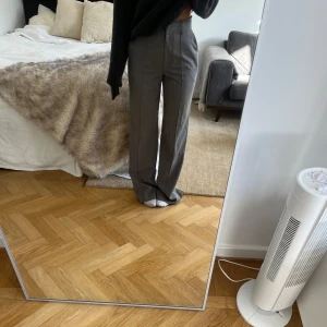 Gråa kostymbyxor  - Säljer dessa snygga kostymbyxor från NAKD då de är för långa. Byxorna är i storlek 34 men passar även 36. Jag är 165 cm lång