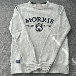 Stickad Morris Sweatshirt  - Morris tröja i helt nyskick, inte en ända defekt ✅  Storlek XS   Priset går att diskutera 🤠 