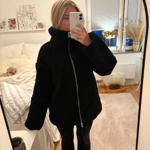Teddy jacka H&M - En trendiga Teddy jackan från hm nästan aldrig använd i strl S så muskot och så varm nu till vintern 