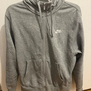 Nike zip hoodie - En fin grå hoodie som är köpt för 800 kr 