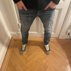 Jack & Jones  - Säljer dessa Jack & Jones ripped jeans. Nypris 900kr. Hör av er vid eventuella frågor! 