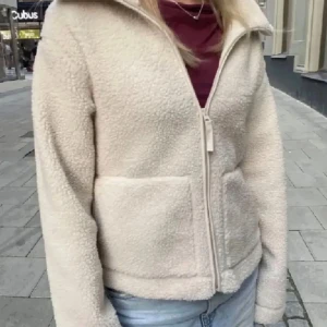 Teddyjacka från hm - Säljer den jättepopulära teddyjackan från hm i storlek m, passar fint på xs-m älskar den den är jätteskön och gosig men vill mest bli av med den då jag inte riktigt behlver den.