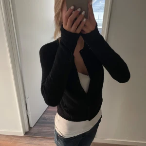 Stickad kofta  - Denna koftan är från Gina och är använd 1 gång därav inga defekter. Ord pris ser du på sista bilden (399,95kr)