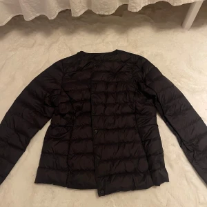 Dunjacka  -  Säljer min dunjacka jag har köpt på Plick i storlek xl med sitt som en Xs/ S vet ej  vad det är för märke eftersom jag köpte begagnad men sitter väldigt fint 😍