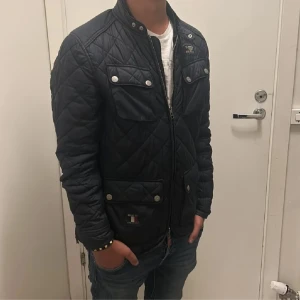 Morris jacka - Säljer denna feta Morris jacka. Skick 9/10, köp för endast 499. Storlek M men passar även S. Hör av dig vid frågor eller funderingar!