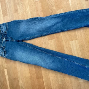 Mörkblåa jeans - Mörkblåa Monki jeans. Nyskick endast andvända en gång, säljer på g av fel storlek. 