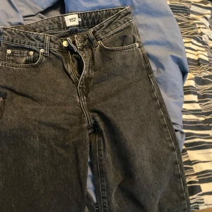 Svarta jeans - Säljer ett par svarta jeans i en klassisk stil. De har en rak passform och är perfekta för vardagsbruk. Passar perfekt för långa tjejer 