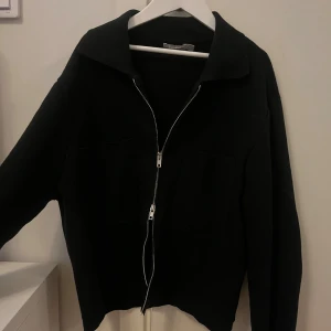 Jacka/kofta åhlens - Säljer denna jättefina jacka/kofta med dragkedja från åhlens i storlek M då den inte kommer till användning💓jättefint skick!