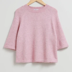 Stickad tröja - Säljer min populära & other stores tröja då den tyvärr inte kommer till användning. Näst intrikat oanvänd och i väldigt fint skick