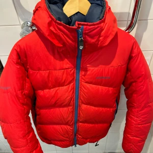 Dunjacka Norrøna - Extremt varm vinterjacka med gåsdun. Fryser inte i den upp till -25grader.  Storlek M.  Man får plats med tröja under.  Inget är trasigt  Nypris 6599kr