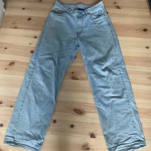 Sweet sktbs jeans - Säljer ett par ljus blåa sweet sktbs jeans. Byxorna har lite slitningar som syns på bilderna.