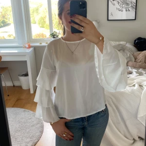 Söt och unik blus😍🤗 - Fin vit blus i nyskick🤩
