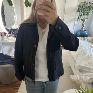 Mörkblå kort kappa - Superfin kort kappa perfekt som höst- eller vårjacka!  Står ingen storlek men skulle säga S/M. Använd ett fåtal gånger