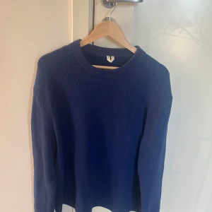 Stickad tröja storlek M - Blå stickad tröja från Arket, jättebra kvalitet. Säljer för 400kr.