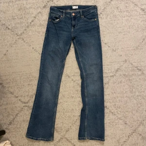 Bootcut jeans  - Supersnygga bootcutjeans från Bershka! Skulle säga att de är low waist/mid waist. Använda ett fåtal gånger, i mycket bra skick🥰 lagom längd på mig som är ca 165cm💕 Passar s/36