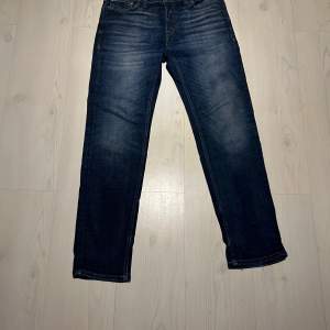 Fina jeans från Jack and jones  Skick 9/10 Nypris 899 Mitt pris 299