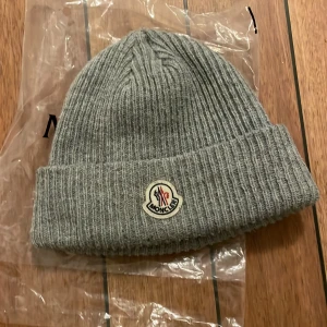 Moncler mössa - Moncler mössa i perfekt skick, använd 1-2 gånger och ändrar passform efter huvudstorlek