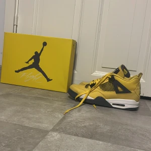Jordan 4 Lightning⚡️ - Säljer mina Jordan 4, inte använda så mycket, skick 8/10. Byte funkar också bra, men helst jordan 4 i 43. Travis Scott skor hade också varit väldigt uppskattat(om det är möjligt)! Pris kan diskuteras! Kan även mötas upp(Halmstad eller Falkenberg)