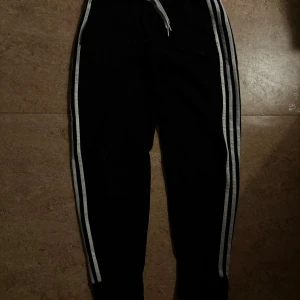 Adidas byxor - Säljer ett par adidas byxor som blivit för små på mig och inte kommer till någon användning.