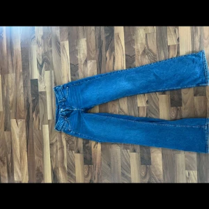 Lågmidjade jeans - Behöver tyvärr sälja mina favorit jeans pågrund av att dem är för korta för mig (174cm lång).  Strechigt material 
