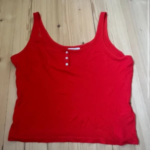Rött linne  - Jätte fint med bra passform samt skick. Använt 1 gång. 