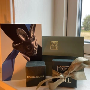 Maria Nilsdotter halsband - Maria Nilsdotter halsband i guld med ett F på🦋🦋Längd 40! Köpt för 2595kr på NK förra hösten. 