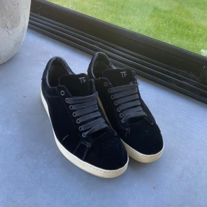 Tom Ford skor  - Tja säljer nu mina riktigt feta Tom Ford skor! Nypris ligger runt 10 000kr men jag säljer för endast 3099.  Dem är storlek 43, priset är ej hugget i sten hör av dig vid minsta fundering! 