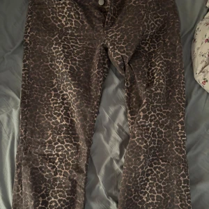 Lågmidjade leopardjeans Nelly  - Storlek 42. Har ej använts. Och behöver sälja eftersom jag köpte för stor storlek.
