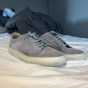 Gråa mocka skor från Berkeley - Säljer dessa feta mocka skor från ett företag som heter Berkeley. Dessa skor går inte hitta online eller i butik och detta gör att priset gått upp lite. Kan kanske dra ner på pris beroende på hur mycket. Skorna är i bra skick men lite smutsiga.