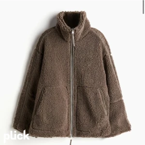 Hm teddyjacka - Säljer min nya teddyjacka från H&M, helt slutsåld! I storlek Xs 🥰 i nyskick, endast använd fåtal gånger 