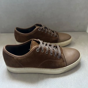 Lanvin skor - ett par snyggt snygga lanvins i brun mocka, skicket är 10/10 riktigt fina! Stlk uk9 = 43.  hör gärna av er vid intresse🙌🏽