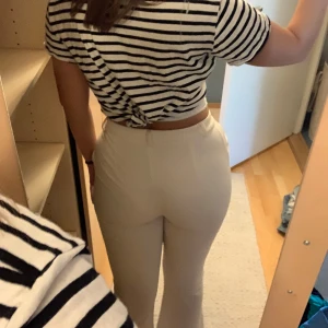 Helt nya kostymbyxor M - Helt nya kostymbyxor i M som tyvärr är för korta för mig i benen {180cm}. Aldrig använda. Pris kan diskuteras🌸