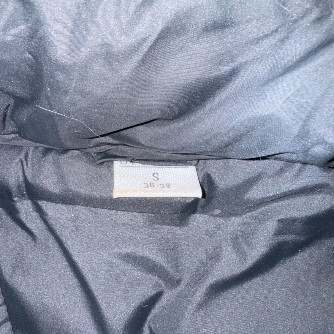 Svart dunväst med huva - 90