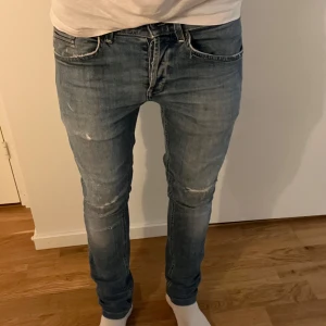 Dondup Jeans - Dondup george skinny fit i grymt skick Uppsydda runt 3-4cm. Snygga slitningar vid knäna 