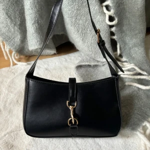 Handväskan  - Vet ej vart den kommer ifrån, då den är köpt second hand. Knappt använd!🤗