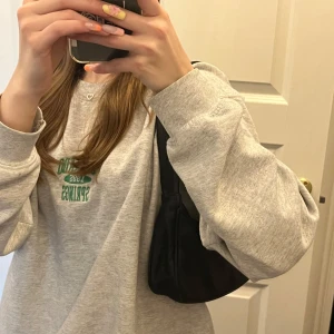 Svart axelväska  - Säljer en stilren svart axelväska. Perfekt för vardagsbruk med en enkel och klassisk design. Väskan har en dragkedja för säker förvaring av dina saker. Passar till alla säsonger och outfits! Mer än vad man tror får plats i väskan😍