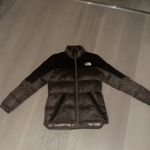 The north face jacka - Jättefin jacka köpte den för två års sedan men använde den typ inte förra året, skicket är jättebra
