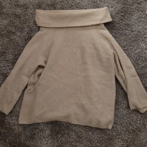 Stickad off-shoulder tröja - Gullig iff shoulder- tröja, endast använd en gång. (Den är beige-vit i färgen)