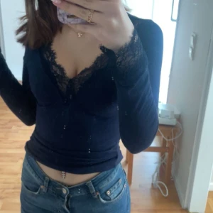 Intimissimi long lace shirt, intense blue - Säljer min jätte fina intimissimi för den kommer knappt till någon användning💕 kostar 459 original och inga fläckar eller något alls💗skriv för mer bilder!