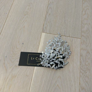 Glittrigt hårsmycke från Ly Couture - Helt ny! Säljer ett supervackert glittrigt hårsmycke från Ly Couture. Det är i silverfärg och har en design med små blad och grenar som ger en elegant look. Perfekt för speciella tillfällen som bröllop eller bal. ✨
